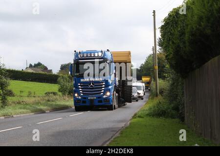 Mercedes-Benz Actros LS 2.5 3363 G.Space di Martrain trasporta un dumper Caterpillar 775D vicino a Lisburn, Irlanda del Nord Foto Stock