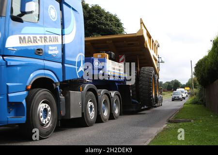 Mercedes-Benz Actros LS 2.5 3363 G.Space di Martrain trasporta un dumper Caterpillar 775D vicino a Lisburn, Irlanda del Nord Foto Stock