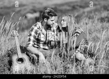 Aria fresca e sensazioni pure. Bella coppia romantica felice sorridente volti natura sfondo. Ragazzo e ragazza con chitarra. Escursioni romanticismo Foto Stock