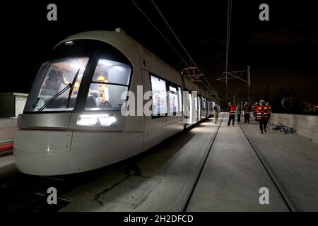 (211021) -- TEL AVIV, 21 ottobre 2021 (Xinhua) -- un treno è visto durante un test ufficiale del progetto della linea rossa della ferrovia leggera di Tel Aviv a Tel Aviv, Israele, 20 ottobre 2021. La linea rossa, la prima delle tre linee del progetto ferroviario leggero di Tel Aviv, è prevista per l'avvio nel 2022. La linea di 23.5 km collegherà cinque città delle regioni più congestionate dell'area metropolitana di Tel Aviv. (Foto di Gil Cohen Magen/Xinhua) Foto Stock