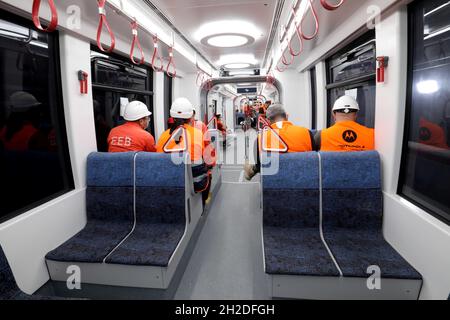 (211021) -- TEL AVIV, 21 ottobre 2021 (Xinhua) -- Foto scattata il 20 ottobre 2021 mostra l'interno di un treno durante un test ufficiale del progetto della linea rossa della ferrovia leggera di Tel Aviv a Tel Aviv, Israele. La linea rossa, la prima delle tre linee del progetto ferroviario leggero di Tel Aviv, è prevista per l'avvio nel 2022. La linea di 23.5 km collegherà cinque città delle regioni più congestionate dell'area metropolitana di Tel Aviv. (Foto di Gil Cohen Magen/Xinhua) Foto Stock