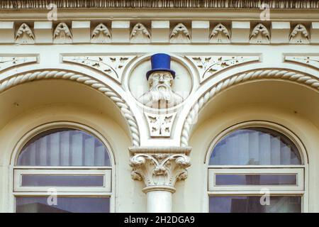 Questo busto di una figura vittoriana sopra le finestre del primo piano di Top Hat Terrace è uno dei sedici raffiguranti l'ispettore detective Francesco in disgustato. Foto Stock