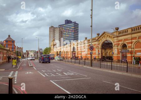 L'impressionante facciata della stazione ferroviaria di Leicester. Sullo sfondo sorge il colorato e alto Premier Inn. Foto Stock
