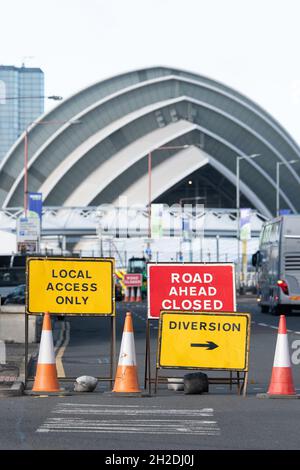 Glasgow, Scozia, Regno Unito. 21 ottobre 2021. COP26 - i preparativi a Glasgow proseguono all'interno e all'interno dello Scottish Event Campus (SEC) in vista della Conferenza ONU sui cambiamenti climatici illustrata: Alcune strade nelle immediate vicinanze della SEC sono già chiuse e sono previsti ritardi e interruzioni quando la A814 Clydeside Expressway è chiusa dal Partick Interchange alla J19 ad Anderson, dalle 21:00 Sabato 23 ottobre fino alle 6:00 Lunedì 15 novembre Credit: Kay Roxby/Alamy Live News Foto Stock