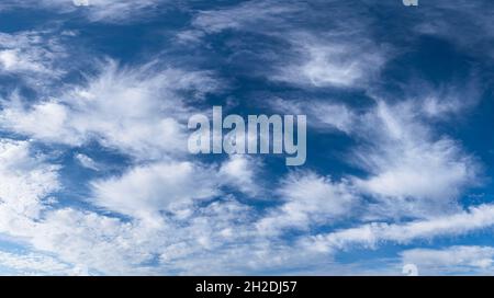 Cielo blu-bianco con cirro e cumuli Foto Stock