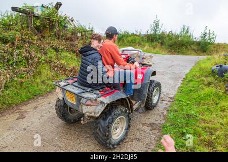 I ragazzi della fattoria che cavalcano una Honda quad bike, High Bickington, Devon, Inghilterra, Regno Unito. Foto Stock