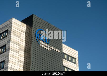 L'esterno dell'Hamish Wood Building mostra il logo della Glasgow Caledonian University nel suo moderno campus del centro città. Foto Stock