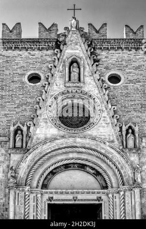 Particolare della facciata sul fronte ovest della Cattedrale di Teramo, Italia Foto Stock