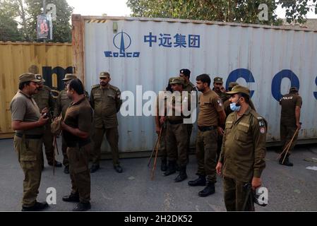 I funzionari della polizia sono in stato di massima allerta per evitare un incidente non giusto, in quanto la strada è stata bloccata a causa della protesta di Tehreek-e-Labbaik Pakistan (TLP) per il rilascio del capo TLP, Saad Rizvi, a Multan Road a Lahore giovedì 21 ottobre 2021. Centinaia di attivisti e di lavoratori del TLP, il cui autore ha partecipato al sit-in per esercitare pressioni sul governo del Punjab per la liberazione del suo capo Hafiz Saad Hussain Rizvi, figlio del suo fondatore Khadim Rizvi. Foto Stock