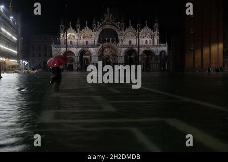 La gente cammina in una squadretta di San Marco allagata a Venezia, Italia 03 novembre 2018.(MVS) Foto Stock