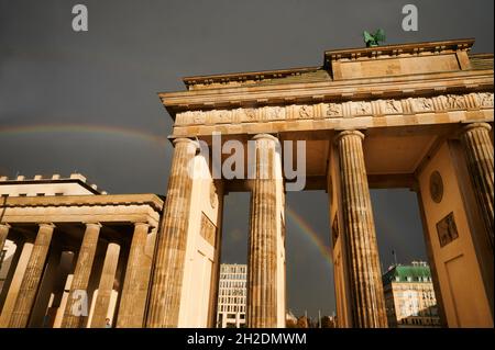 Berlino, Germania. 21 ottobre 2021. Sulla porta di Brandeburgo si può vedere un arcobaleno. Bassa 'Ignatz' porta la prima tempesta dell'autunno. Secondo il servizio meteorologico tedesco, diverse regioni e stati federali sono interessati oggi. Credit: Annette Riedl/dpa/Alamy Live News Foto Stock