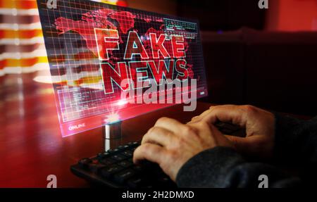 Notizie false sullo schermo del computer. Radiodiffusione, pesca alla traina, false informazioni, hoax, propaganda, informazioni e disinformazione astratta concetto 3d con glitch Foto Stock
