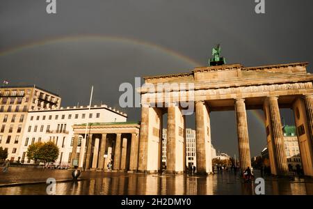 Berlino, Germania. 21 ottobre 2021. Sulla porta di Brandeburgo si può vedere un arcobaleno. Bassa 'Ignatz' porta la prima tempesta dell'autunno. Secondo il servizio meteorologico tedesco, diverse regioni e stati federali sono interessati oggi. Credit: Annette Riedl/dpa/Alamy Live News Foto Stock