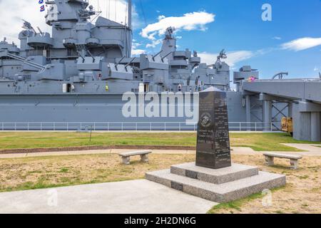 Monumento in granito intagliato tributo al corpo Marino degli Stati Uniti al Battleship Memorial Park a Mobile, Alabama Foto Stock