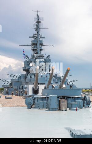 Big Guns calibro 45 da 16 pollici sulla nave da battaglia USS Alabama al Battleship Memorial Park di Mobile, Alabama Foto Stock