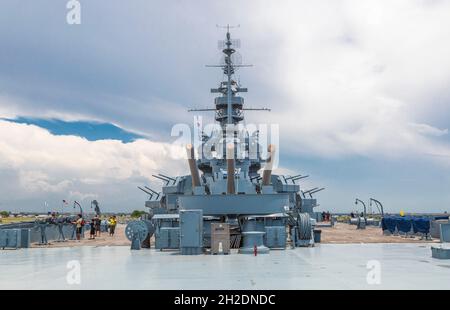 Big Guns calibro 45 da 16 pollici sulla nave da battaglia USS Alabama al Battleship Memorial Park di Mobile, Alabama Foto Stock