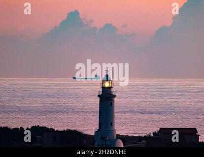 Il faro di Paphos Point lampeggia un avvertimento per la navigazione marittima mediterranea al largo della costa di Paphos, Cipro Foto Stock