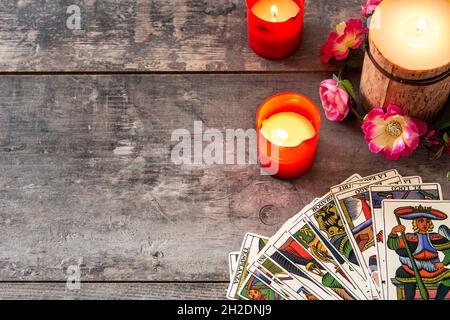 Carte Tarocchi su tavola di legno con candele Foto Stock