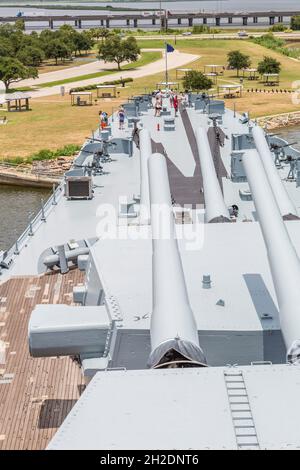 Big Guns calibro 45 da 16 pollici sulla nave da battaglia USS Alabama al Battleship Memorial Park di Mobile, Alabama Foto Stock