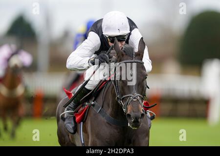 File photo datato 26-12-2020 di Harry Skelton che guida la terza volta Lucki cancellare l'ultimo per vincere la Get Your Ladbrokes 1 Free Bet Novices 'ostacolo durante King George VI Chase Day del Ladbrokes Christmas Festival a Kempton Park Racecourse, Sunbury-on-Thames. DaN Skelton è ansioso di regalare alla terza volta Lucki il suo debutto su recinzioni nel squareintheair.com Novices' Chase a Cheltenham il venerdì. Data di emissione: Giovedì 21 ottobre 2021. Foto Stock