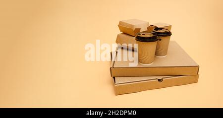 Contenitori in cartone per alimenti per servizio di consegna. Contenitori per pizza, torta, hamburger wok con due tazze da caffè da asporto Foto Stock