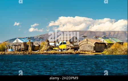 Isole galleggianti di Uros sul lago Titicaca in Perù Foto Stock