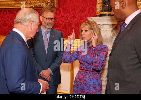 Prince Charles, Prince of Wales, Hugh Dennis, Kate Garraway e Colin Salmon durante una cerimonia di trofeo per riconoscere i vincitori dei Prince's Trust Awards e i sostenitori della carità al St James's Palace di Londra. Foto Stock