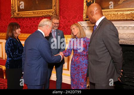 Annie Lycett, Prince Charles, Prince of Wales, Hugh Dennis, Kate Garraway e Colin Salmon durante una cerimonia di trofeo per riconoscere i vincitori dei Prince's Trust Awards e i sostenitori della carità al St James's Palace di Londra. Foto Stock