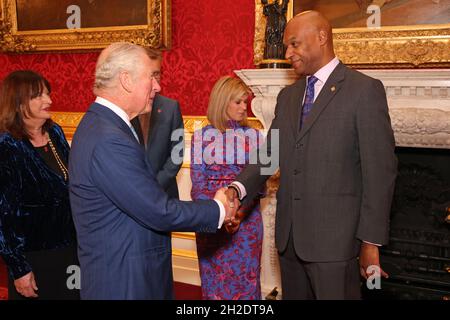 Annie Lycett, Prince Charles, Prince of Wales, Hugh Dennis, Kate Garraway e Colin Salmon durante una cerimonia di trofeo per riconoscere i vincitori dei Prince's Trust Awards e i sostenitori della carità al St James's Palace di Londra. Foto Stock