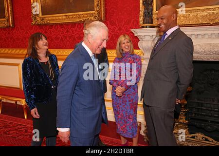 Annie Lycett, Prince Charles, Prince of Wales, Hugh Dennis, Kate Garraway e Colin Salmon durante una cerimonia di trofeo per riconoscere i vincitori dei Prince's Trust Awards e i sostenitori della carità al St James's Palace di Londra. Foto Stock