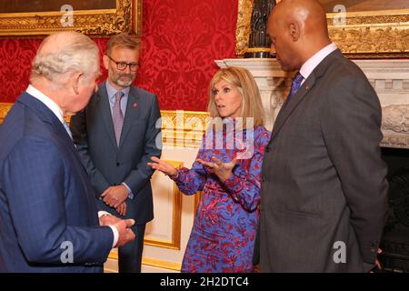 Prince Charles, Prince of Wales, Hugh Dennis, Kate Garraway e Colin Salmon durante una cerimonia di trofeo per riconoscere i vincitori dei Prince's Trust Awards e i sostenitori della carità al St James's Palace di Londra. Foto Stock