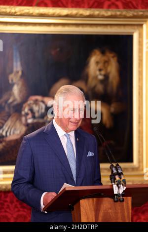 Il Principe Carlo, Principe di Galles, durante una cerimonia di trofeo, ha tenuto un discorso per riconoscere i vincitori dei premi Prince's Trust Awards e i sostenitori della carità al St James's Palace di Londra. Foto Stock