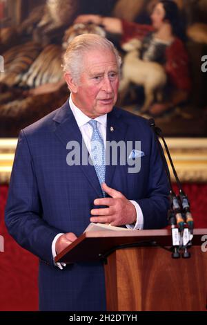 Il Principe Carlo, Principe di Galles, durante una cerimonia di trofeo, ha tenuto un discorso per riconoscere i vincitori dei premi Prince's Trust Awards e i sostenitori della carità al St James's Palace di Londra. Foto Stock