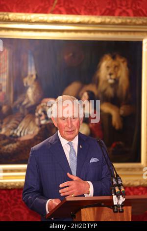 Il Principe Carlo, Principe di Galles, durante una cerimonia di trofeo, ha tenuto un discorso per riconoscere i vincitori dei premi Prince's Trust Awards e i sostenitori della carità al St James's Palace di Londra. Foto Stock