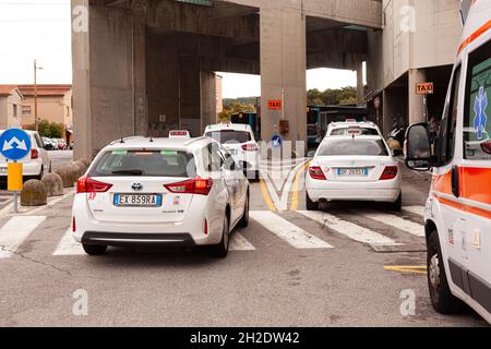Trieste, Italia - Settembre 20: Vista delle Taxi parcheggiate accanto all'ospedale Cattinara il 20 Settembre 2021 Foto Stock