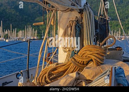 Funi a spirale a bordo di barca a vela / yacht nel porto di Chaguaramas vicino al porto di Spagna, Trinidad e Tobago nei Caraibi Foto Stock