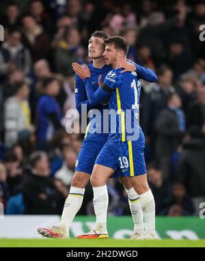 Londra, Regno Unito. 20 Ott 2021. Mason Mount (19) si congratula con Andreas Christensen, marcatore di Chelsea durante la partita della UEFA Champions League tra Chelsea e Malmo a Stamford Bridge, Londra, Inghilterra, il 20 ottobre 2021. Foto di Andy Rowland. Credit: Prime Media Images/Alamy Live News Foto Stock