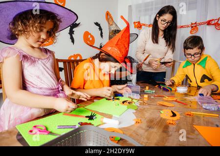 Workshop autunnale artigianale per bambini creativi in prescolare Foto Stock