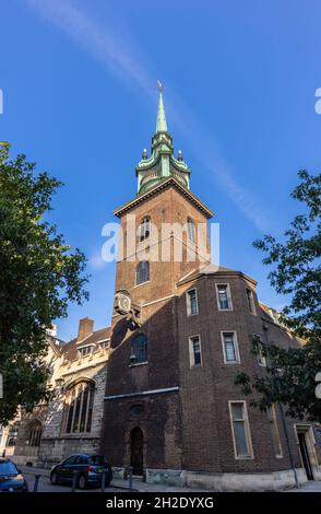 All Hallows by the Tower, la chiesa più antica della città di Londra, fondata 675AD in epoca anglosassone, un edificio classificato di grado 1 restaurato dopo i danni della guerra Foto Stock