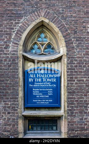 All Hallows by the Tower, la chiesa più antica della città di Londra, fondata 675AD in epoca anglosassone, un edificio classificato di grado 1 restaurato dopo i danni della guerra Foto Stock