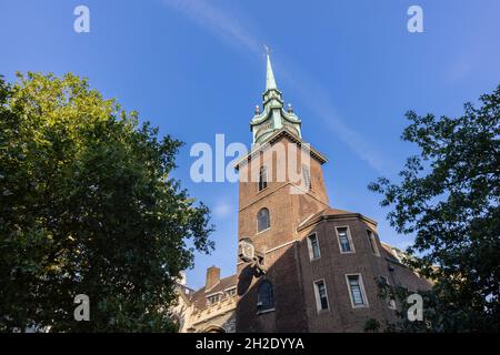 All Hallows by the Tower, la chiesa più antica della città di Londra, fondata 675AD in epoca anglosassone, un edificio classificato di grado 1 restaurato dopo i danni della guerra Foto Stock