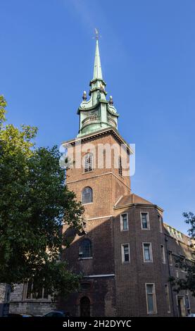 All Hallows by the Tower, la chiesa più antica della città di Londra, fondata 675AD in epoca anglosassone, un edificio classificato di grado 1 restaurato dopo i danni della guerra Foto Stock