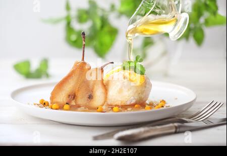 Pere in camicia con gelato e menta su sfondo bianco Foto Stock