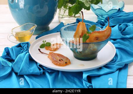 Pere in camicia con gelato e menta su sfondo blu Foto Stock
