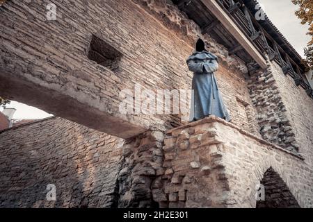 Sculpture Monk senza volto nominato tre - Claudius il Monk osservante - creato da Aivar SIM e Paul Mand nel 2011 - Tallinn, Estonia Foto Stock