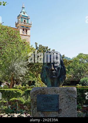 Busto del compositore polacco Frederic Chopin e Certosa Monastero sullo sfondo. Valldemossa, Maiorca, Spagna 30.09.2019 Foto Stock