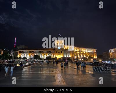 Vista notturna di Piazza della Repubblica a Yerevan, Armenia Foto Stock