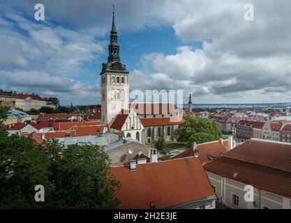 Vista aerea di Tallinn con la Chiesa di San Nicola - Tallinn, Estonia Foto Stock