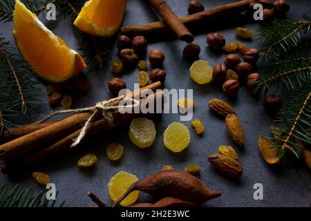 Ingredienti per torta di frutta di Natale (noci e frutta secca). Primo piano. Spazio di copia. Foto Stock