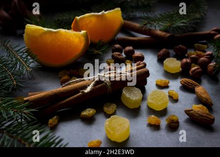 Ingredienti per torta di frutta di Natale (noci e frutta secca). Primo piano. Spazio di copia. Foto Stock